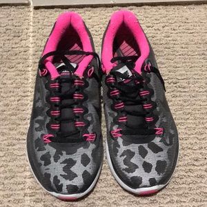 Women’s tennis shoes